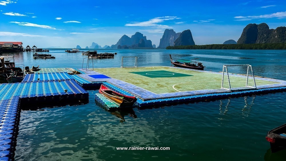 PHUKET] Koh Panyee - Son Terrain de Foot Flottant - Vivre en Thaïlande